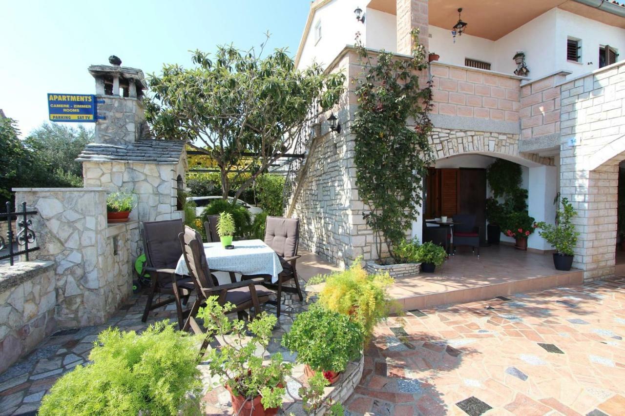 Guest House Rexa 罗维尼 外观 照片